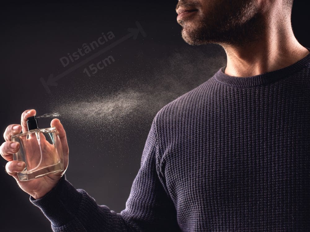 5 super dicas de como aplicar corretamente o seu perfume para prolongar a duração e aumentar a intensidade da fragrância. 5 Homem aplicando perfume