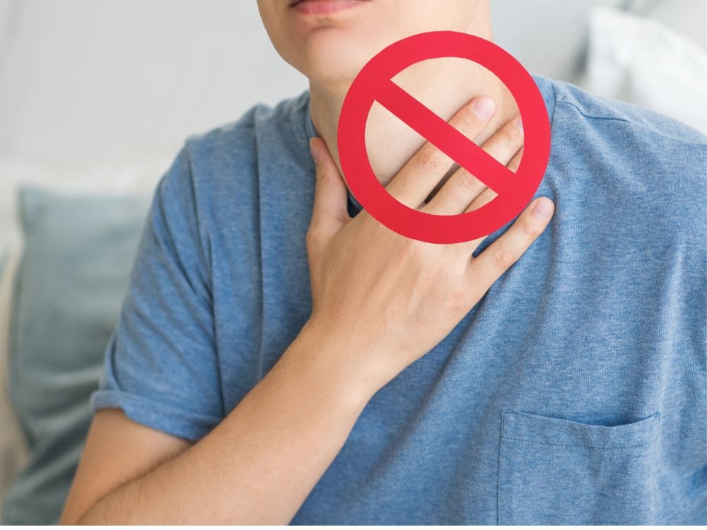 5 super dicas de como aplicar corretamente o seu perfume para prolongar a duração e aumentar a intensidade da fragrância. 4 homem com a mão no pescoço