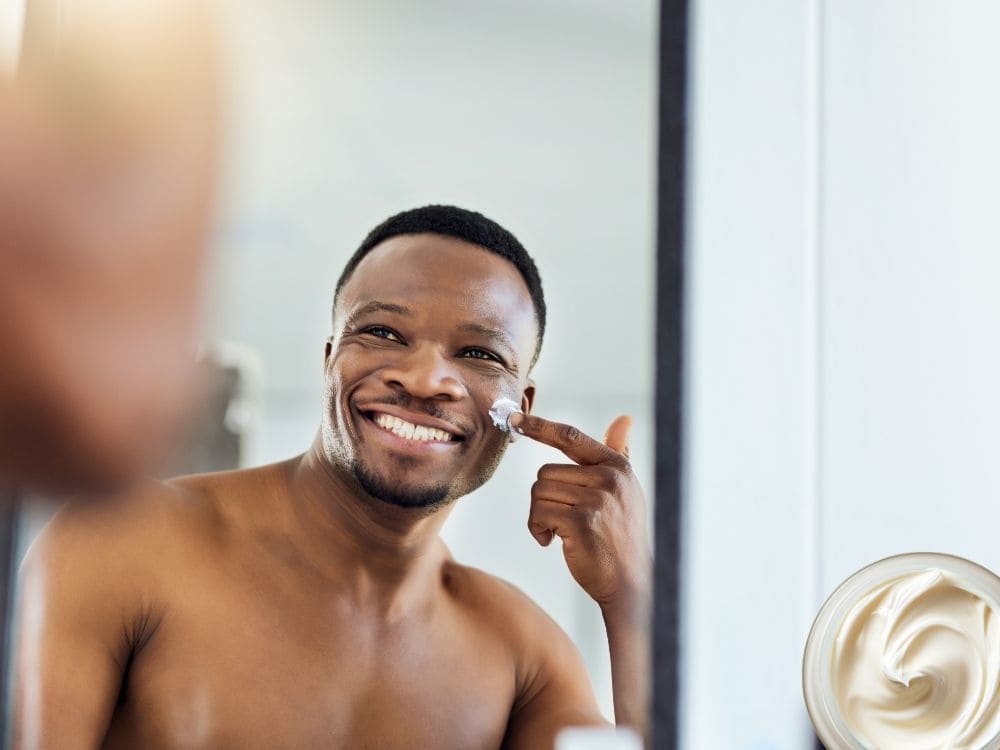 5 super dicas de como aplicar corretamente o seu perfume para prolongar a duração e aumentar a intensidade da fragrância. 2 Homem aplicando hidratante na pele