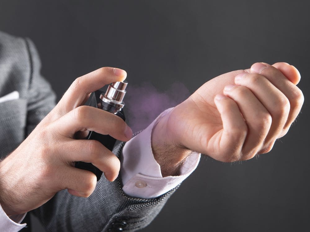 5 super dicas de como aplicar corretamente o seu perfume para prolongar a duração e aumentar a intensidade da fragrância. 3 homem aplicando perfume no pulso